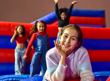 DG_Let's Play 60 min de Inflata Park + medias antideslizantes (10 personas) en MallPlaza Trujillo